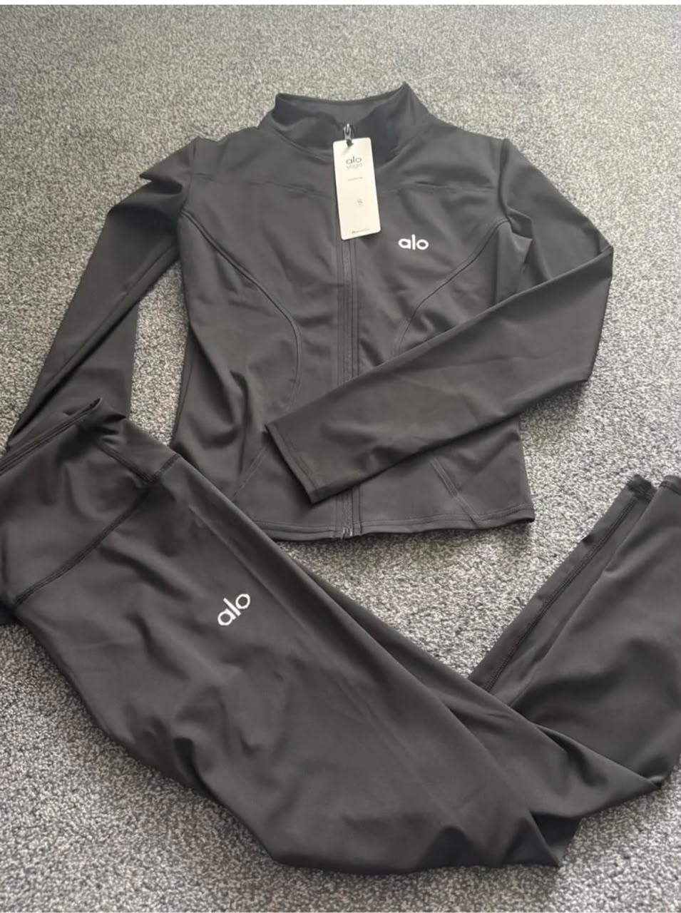 Alo Gym Set + A free Gift ( bag or jewellery stack)