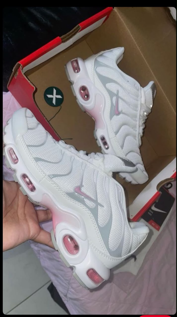 Nike Sneaker + FREE Bag or Jewellery Set