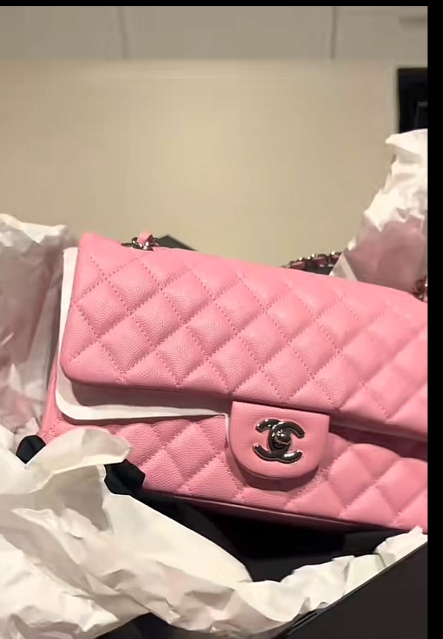 🎀✨ POV: You finally got the Pink Chanel Bag everyone keeps talking about Comes With A Free Gift + Free Shipping… 💕