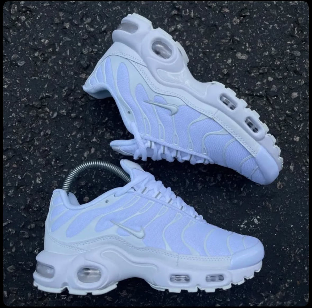 Nike Sneaker + FREE Bag or Jewellery Set
