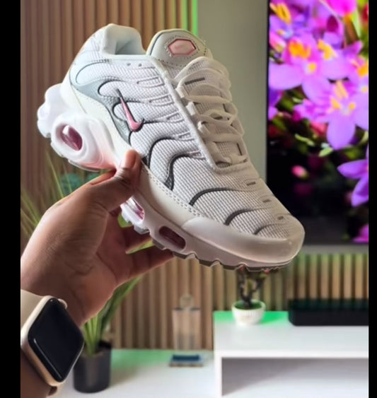 Nike Sneaker + FREE Bag or Jewellery Set