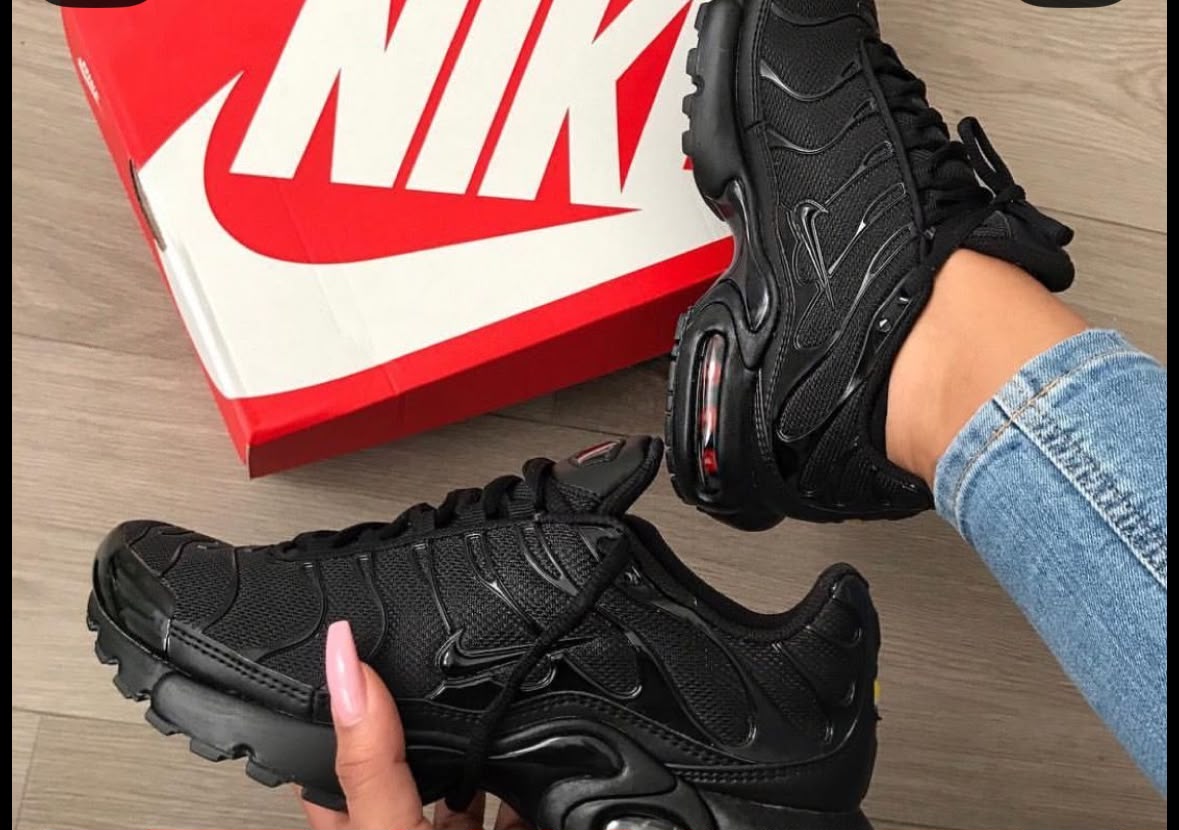 Nike Sneaker + FREE Bag or Jewellery Set